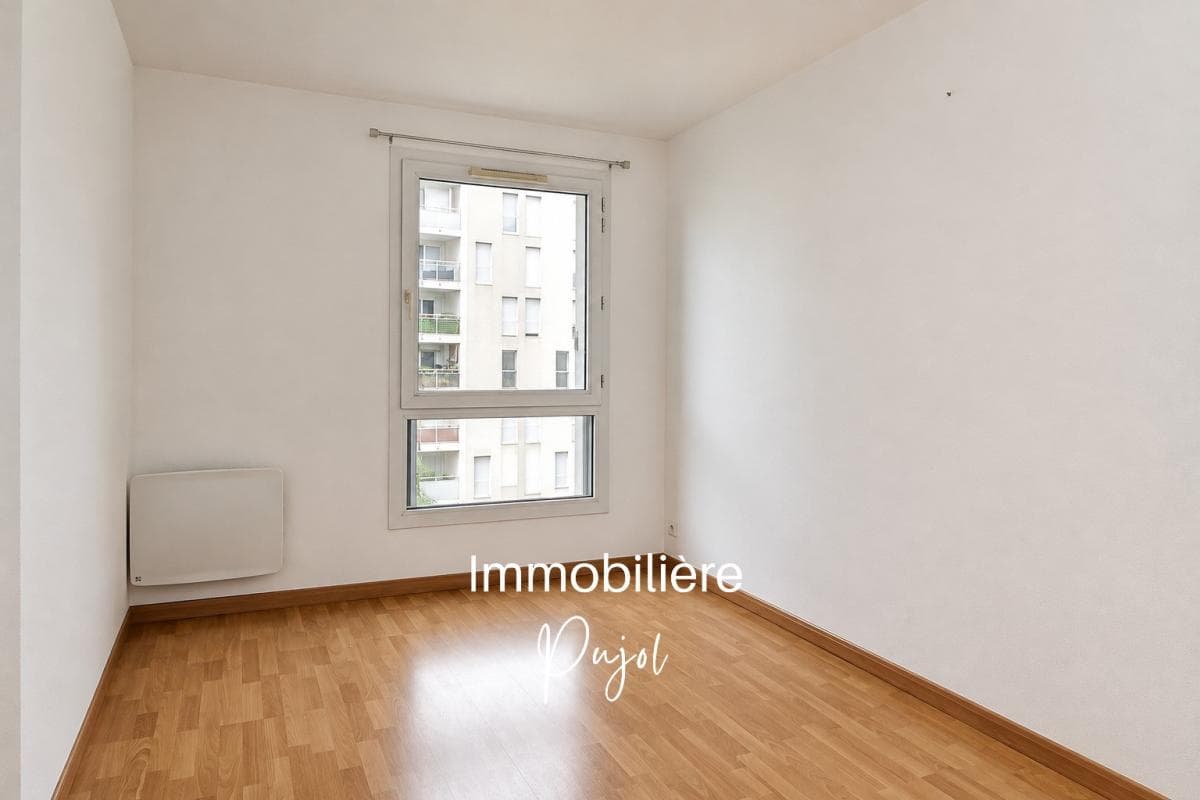 La Timone 13010 - T3 traversant avec terrasse, balcon et place de parking – photo 9
