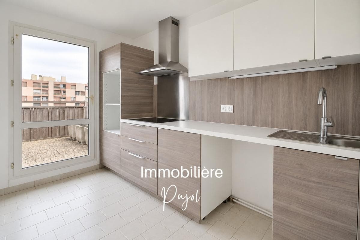 La Timone 13010 - T3 traversant avec terrasse, balcon et place de parking – photo 5