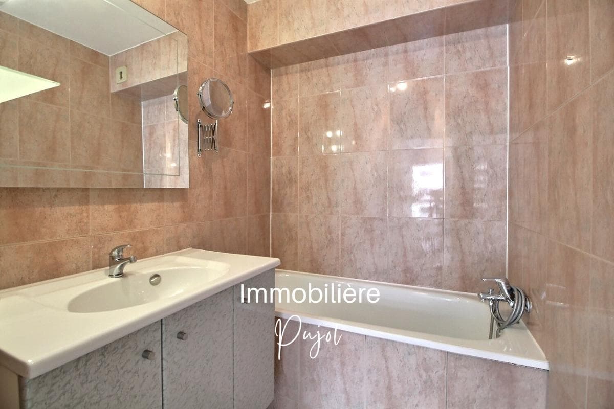 La Timone 13010 - T3 traversant avec terrasse, balcon et place de parking – photo 8
