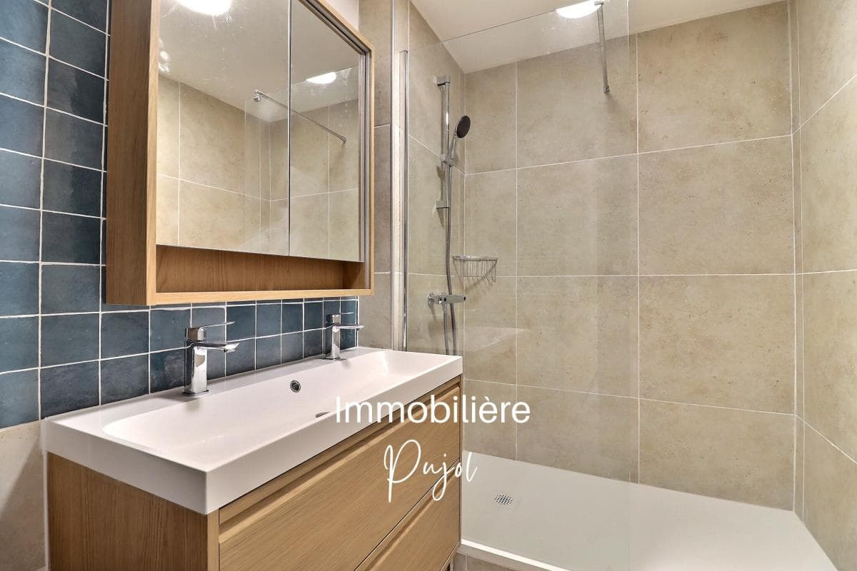 Vauban 13006 - T4 traversant avec loggia et garage, coeur village – photo 8