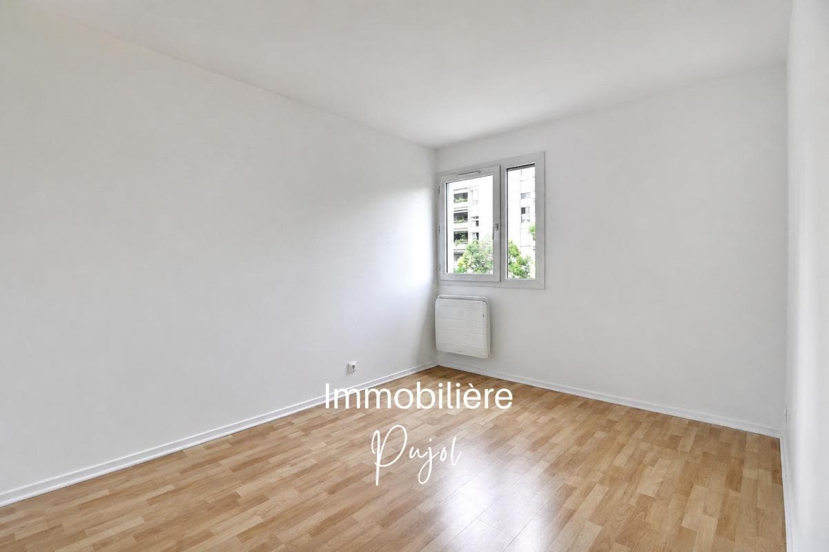 Vauban 13006 - T4 traversant avec loggia et garage, coeur village – photo 7
