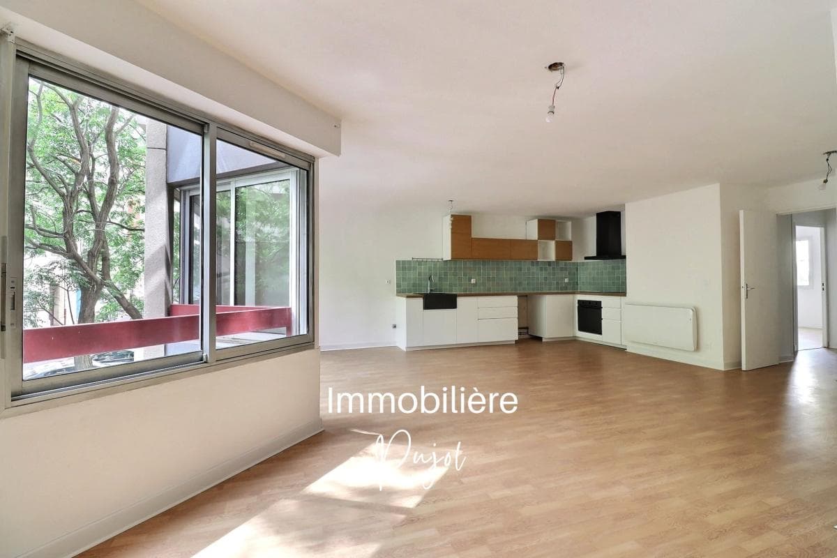 Vauban 13006 - T4 traversant avec loggia et garage, coeur village – photo 1
