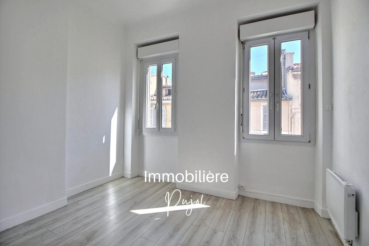 Baille / Conception 13005 - T3 traversant  dans un immeuble marseillais – photo 1