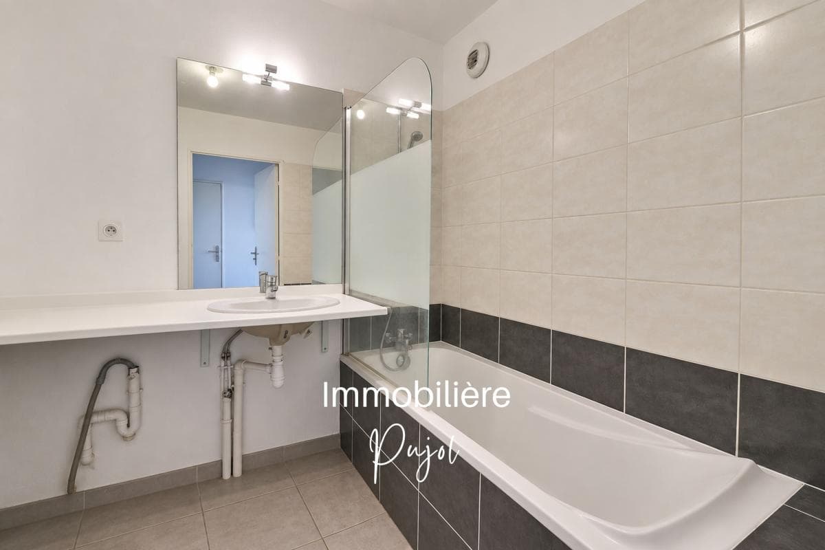 Timone 13010 - T3 traversant avec terrasse et parking – photo 10