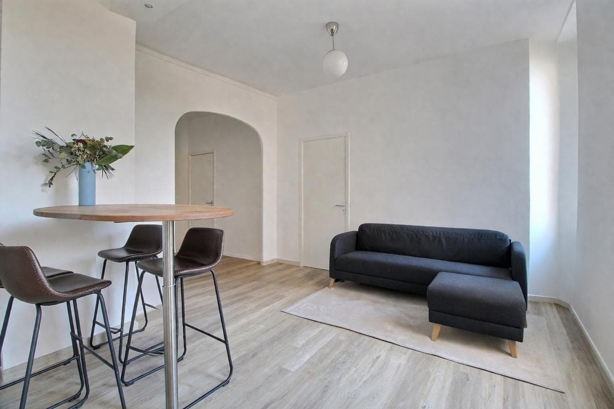 Castellane/Périer13006  - Location T2 lumineux , parqueté et meublé au calme sur arrière – photo 2