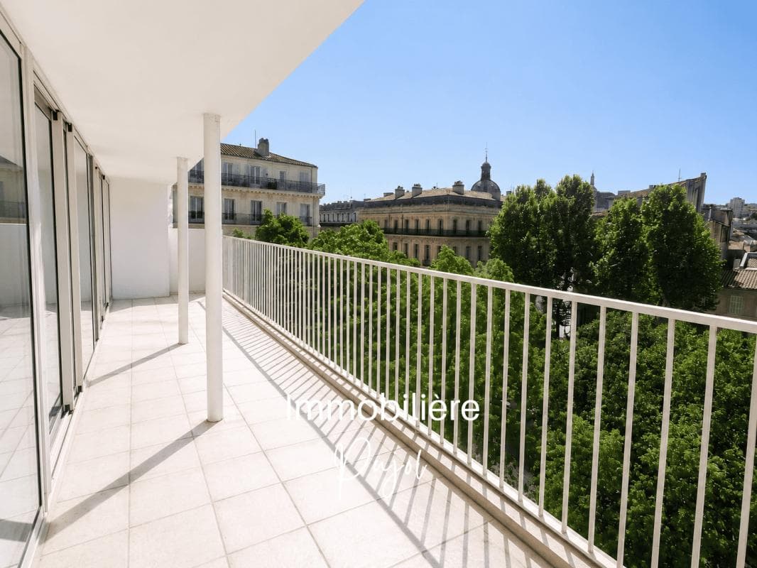 Secteur prefecture Marseille 6eme - Local professionnel traversant avec balcon – photo 2