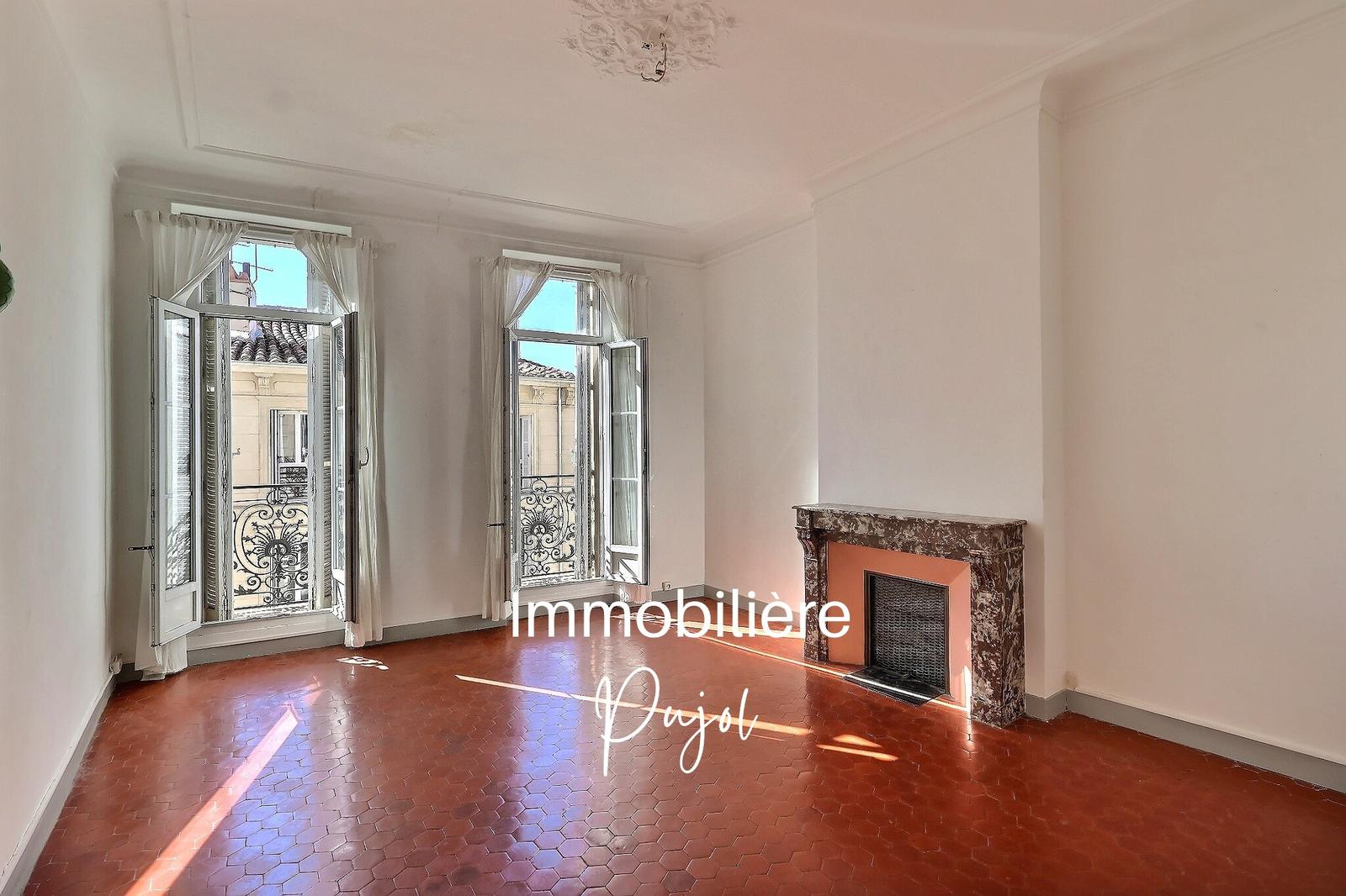 T3 / T4 de 102 m2 avec ascenseur, cave et chambre de service – photo 1