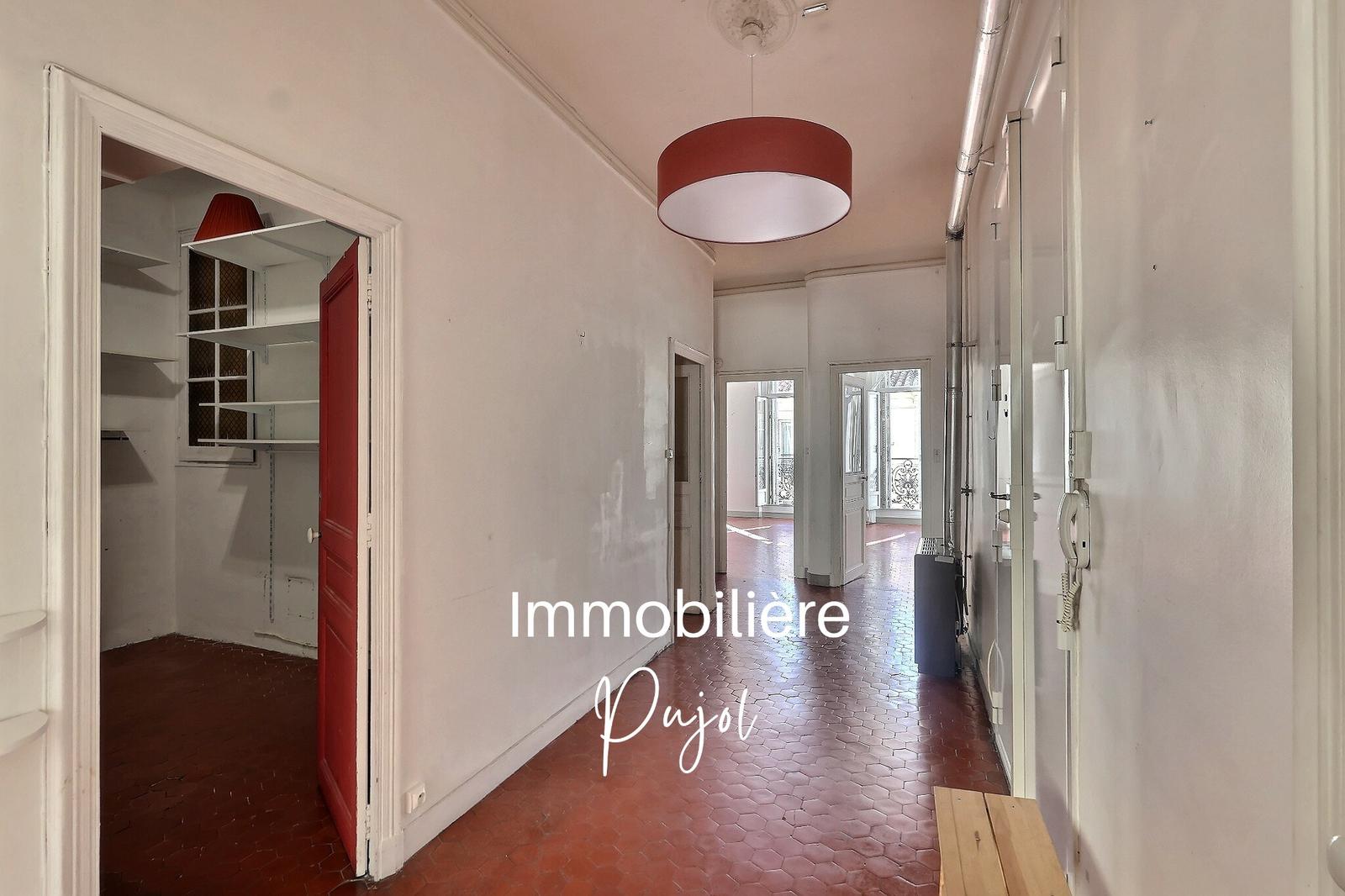 T3 / T4 de 102 m2 avec ascenseur, cave et chambre de service – photo 3