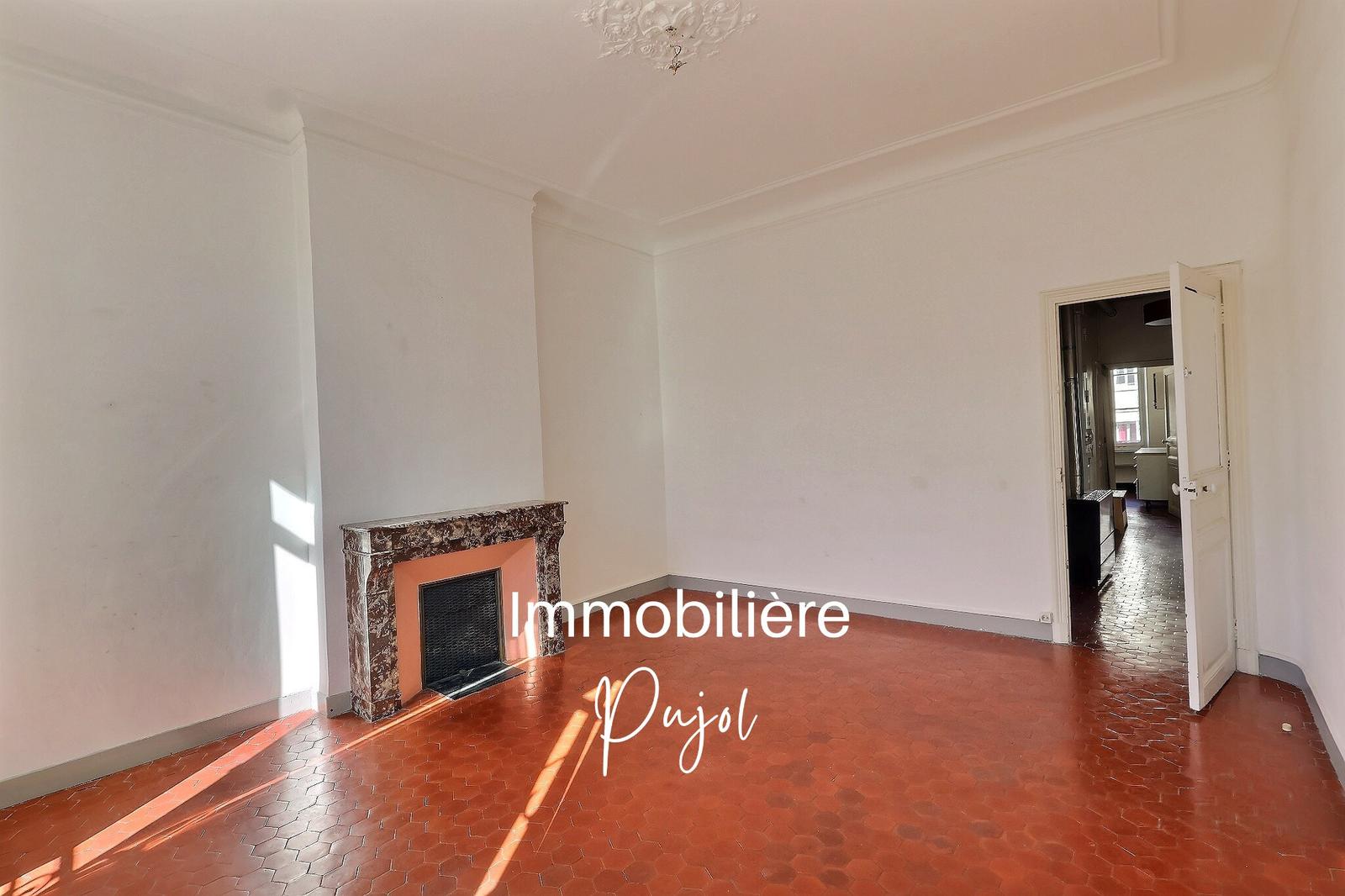 T3 / T4 de 102 m2 avec ascenseur, cave et chambre de service – photo 2